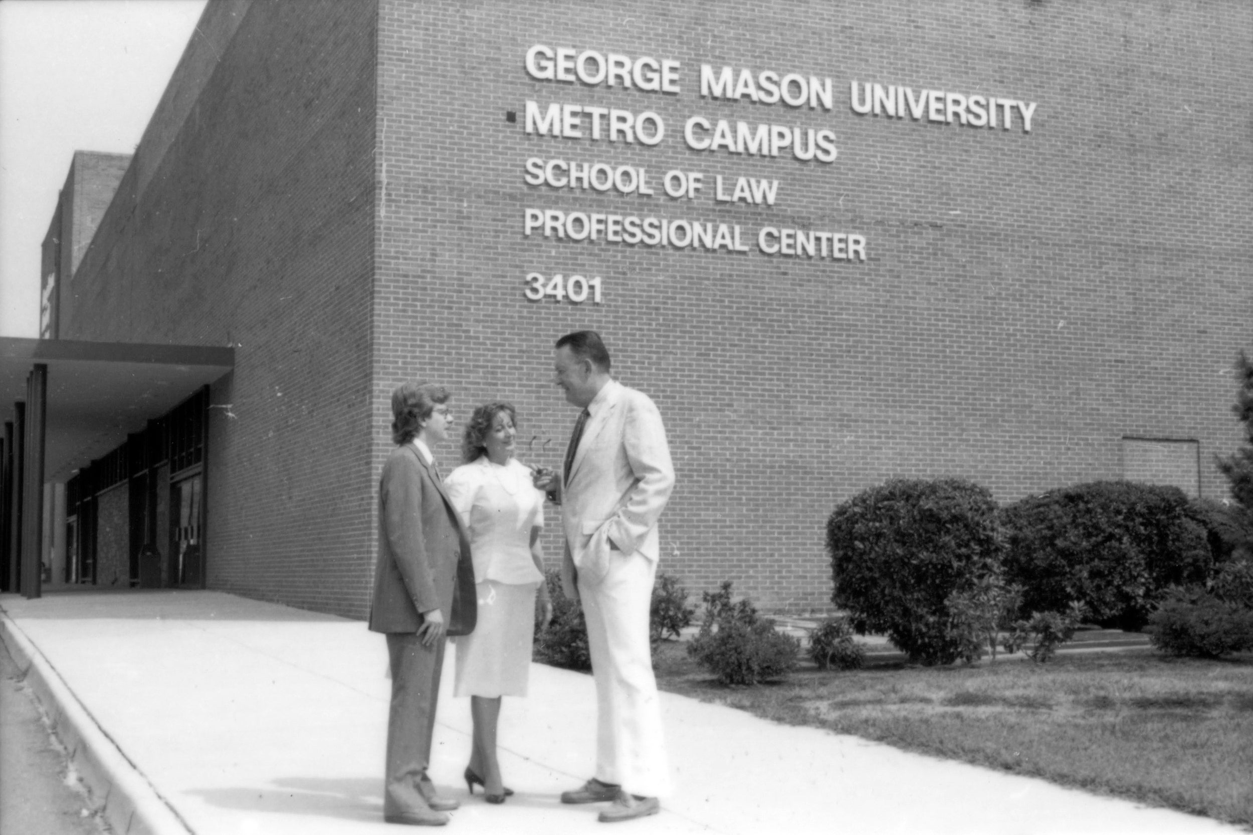 John T. “Til” Hazel and students in front of the George Mason University School of Law, July 31, 1987.