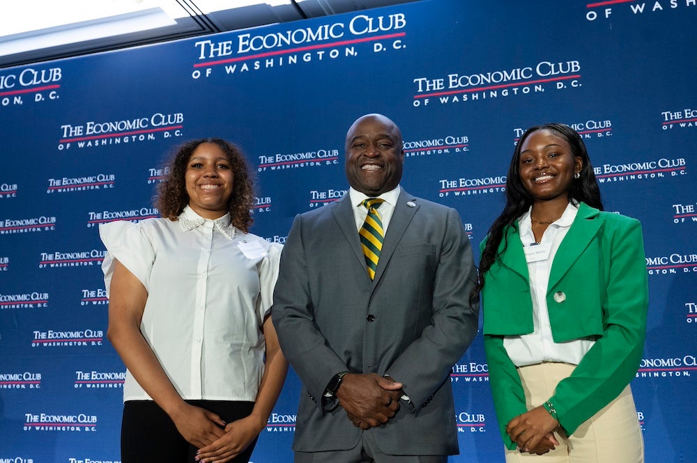 President Washington with students China Jones-Burgess (left) and Morgan Shirley (right). 