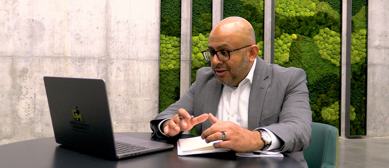 Jaspreet Dhillon, MBA ’26 engaging with his MBA leadership coaching cohort.