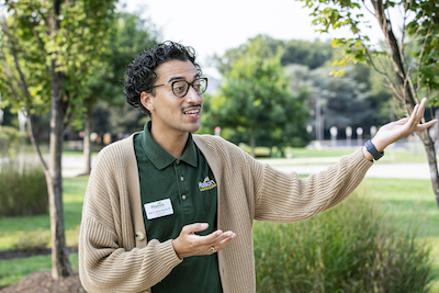 Mason student giving a tour